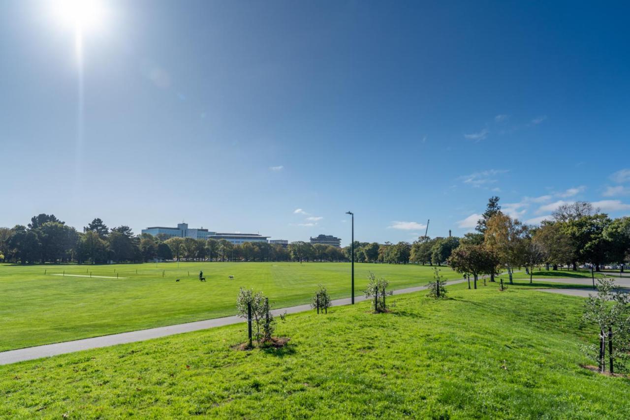 基督城King Bed On Hagley Park Corner In The Cbd公寓 外观 照片