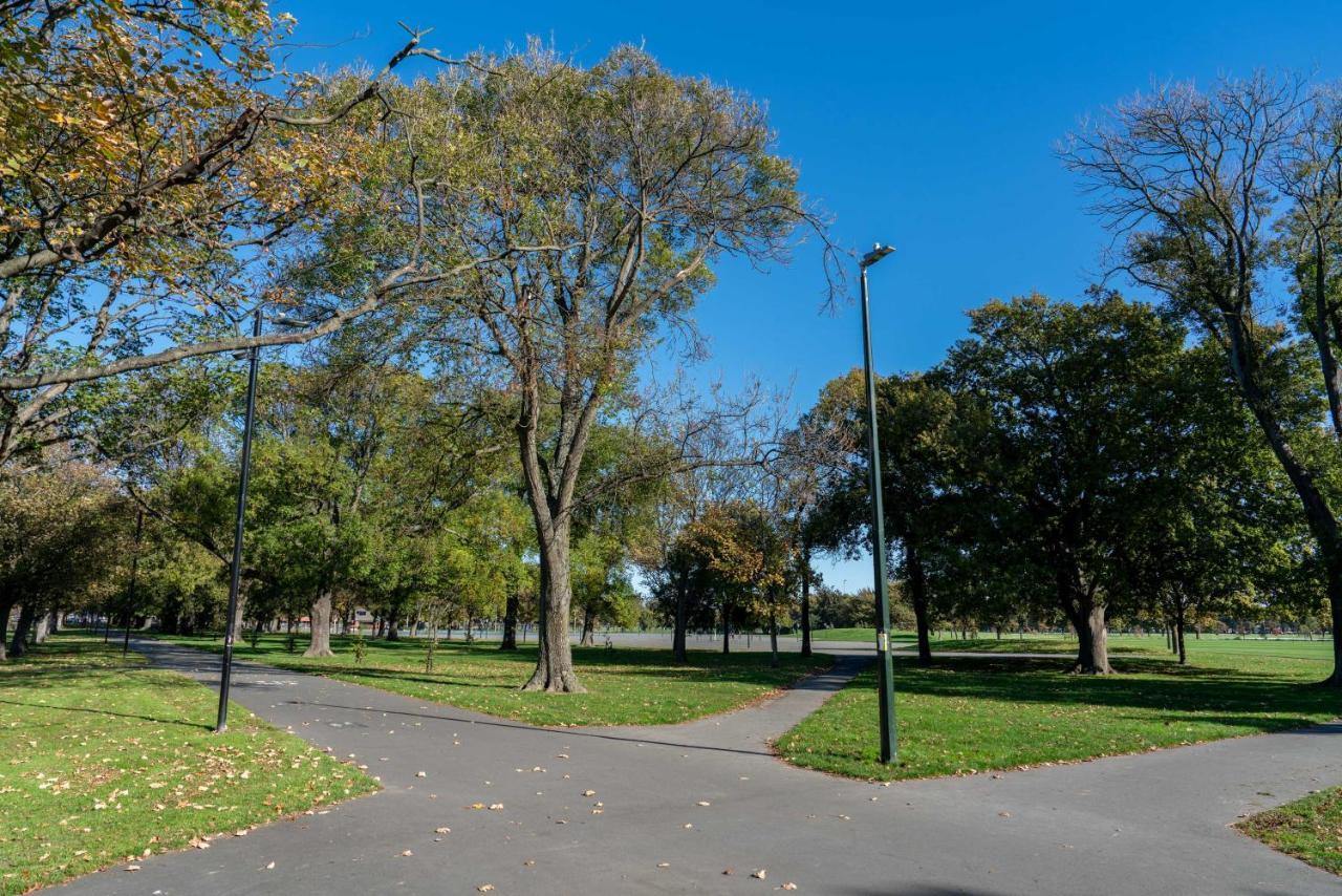 基督城King Bed On Hagley Park Corner In The Cbd公寓 外观 照片